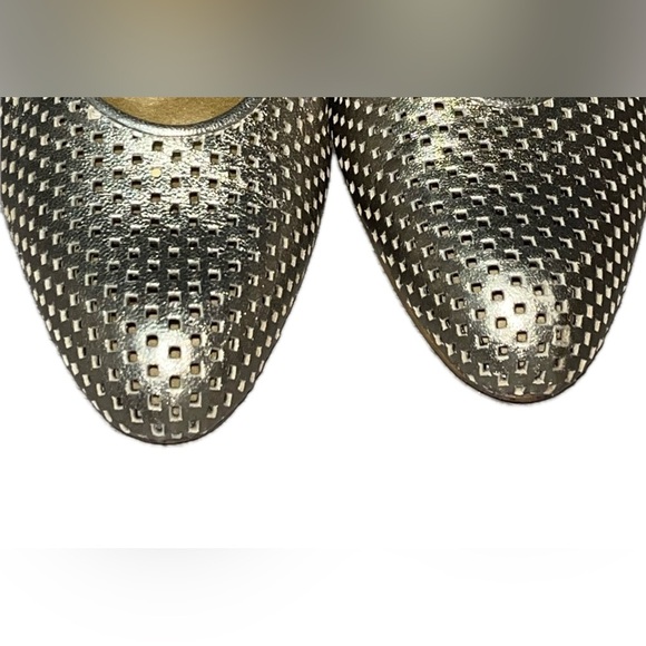 Stuart Weitzman Auth $399 Women's Gold Leather Cutout Accent Pumps Size 7.5M - Picture 7 of 11